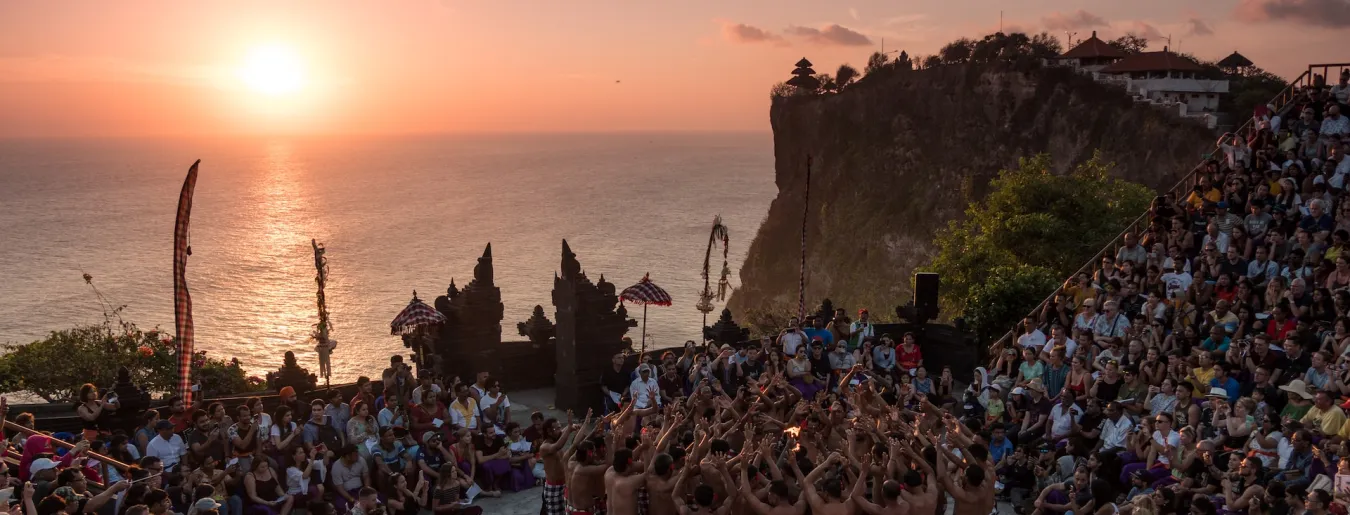 ケチャッ・ファイヤーダンス鑑賞、ウルワツ寺院散策＆シーフードBBQディナー