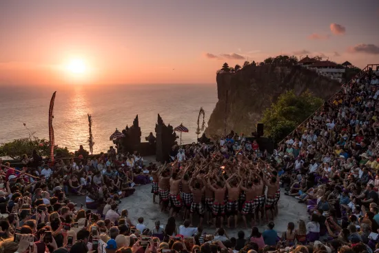 ケチャッ・ファイヤーダンス鑑賞、ウルワツ寺院散策＆シーフードBBQディナー